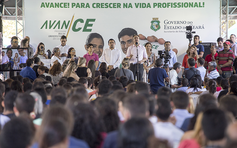 O governador Camilo Santana presidiu a solenidade, acompanhado da vice-governadora, Izolda Cela, e do secretário da Educação, Idilvan Alencar.