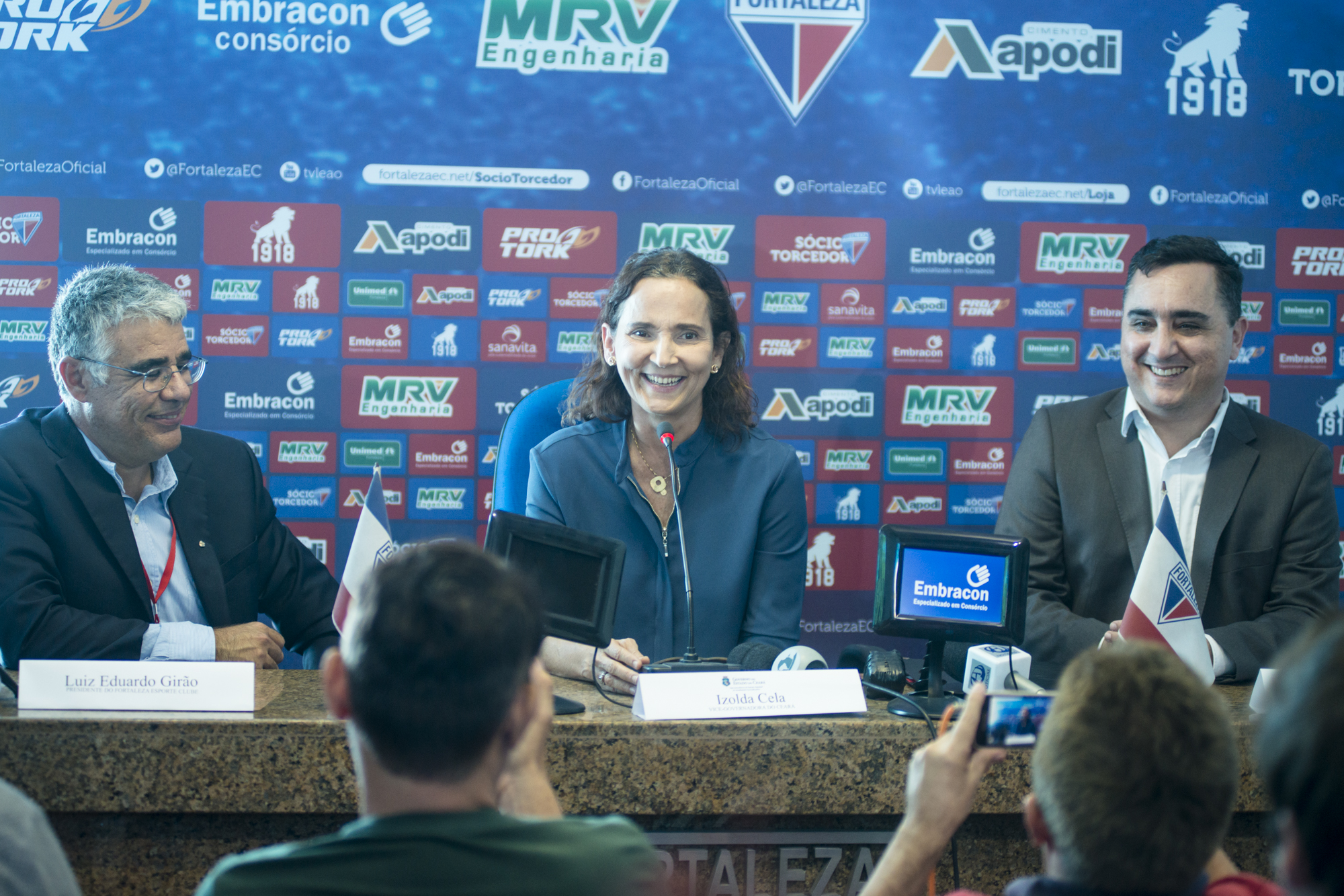 A solenidade foi realizada no Estádio Alcides Santos e contou com a presença da vice-governadora Izolda Cela, do superintendente do Sistema Estadual de Atendimento Socioeducativo, Cássio Franco, e do presidente do Fortaleza, Luiz Eduardo Girão.