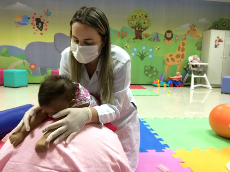 Atenção permanente nos 19 núcleos de estimulação precoce e atendimento domiciliar do Hospital Infantil Albert Sabin estão entre os serviços voltados para crianças e adolescentes.