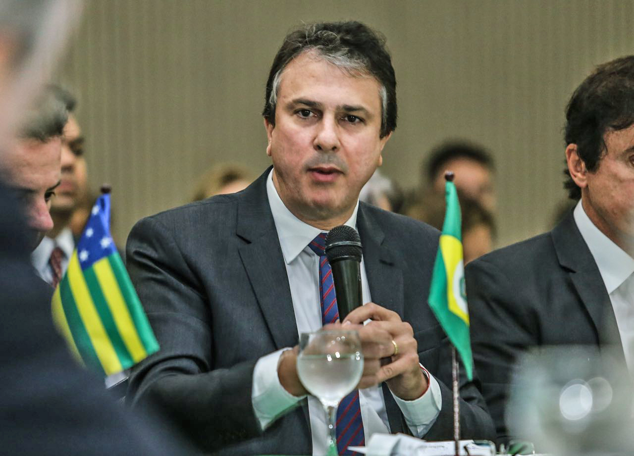 Junto a autoridades de todas as regiões do País, o governador Camilo Santana participou nesta sexta-feira (27) do "Encontro de Governadores do Brasil pela Segurança e Controle das Fronteiras: Narcotráfico, uma emergência nacional", em Rio Branco, no Acre. O evento teve como objetivo principal discutir a instituição do Sistema Nacional de Segurança Pública.