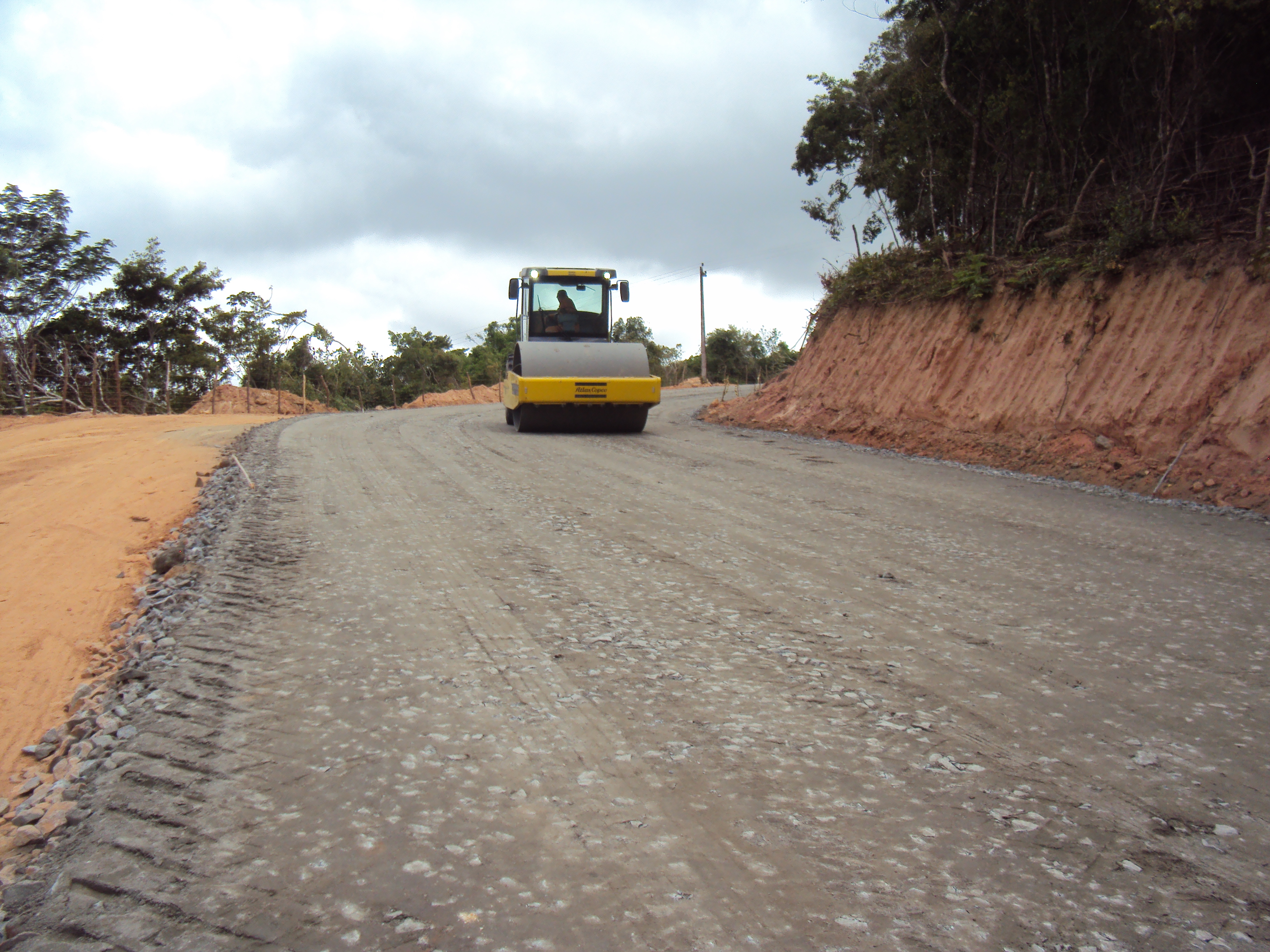 As obras de pavimentação da rodovia CE-253, entre os municípios de Redenção e Pacoti, no Maciço de Baturité, já atingem 60% de execução.