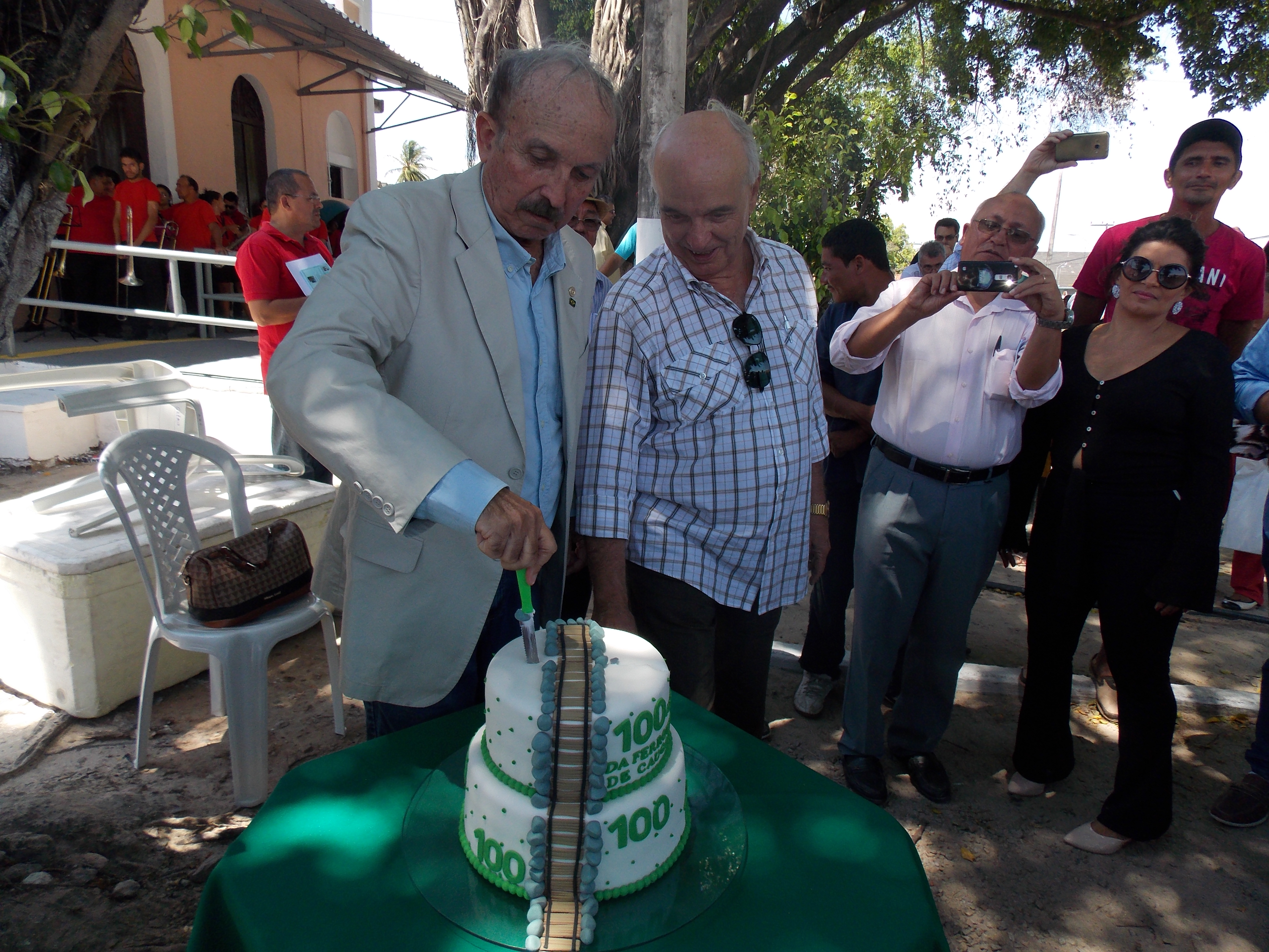 Uma cerimônia em homenagem ao centenário da estação de trem de Caucaia, completado no último dia 12 de outubro, foi realizada nesta quinta-feira (26), reunindo membros da Prefeitura de Caucaia, do Metrofor e representantes dos gestores que inauguraram a estação, há cem anos, além de estudantes e uma banda musical.