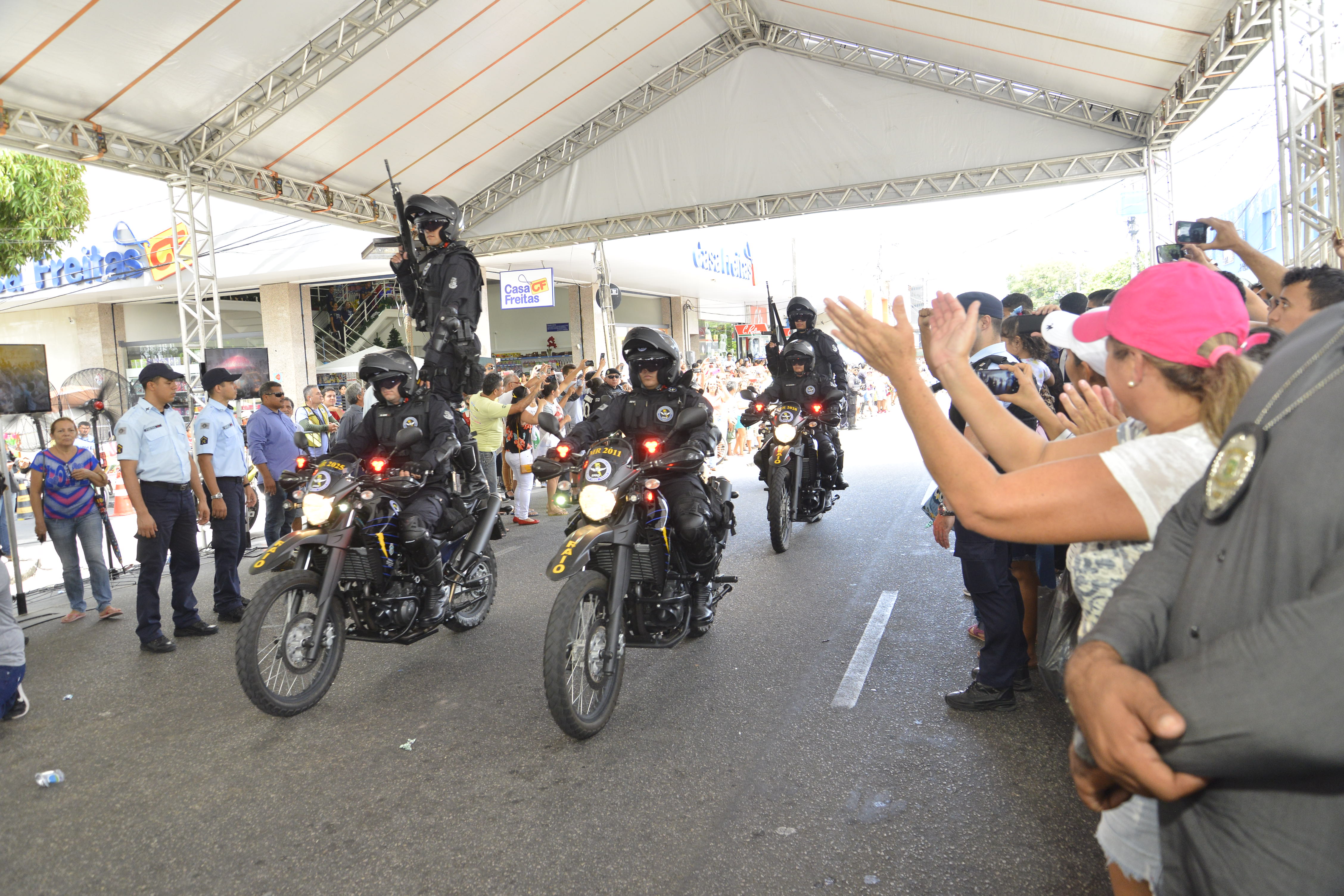 Messejana recebeu apresentação dos 104 novos policiais do BPRaio exclusivos para Fortaleza. Ainda na manhã deste sabado (28), o governador Camilo Santana reativou a Vila de Esporte e Lazer do bairro