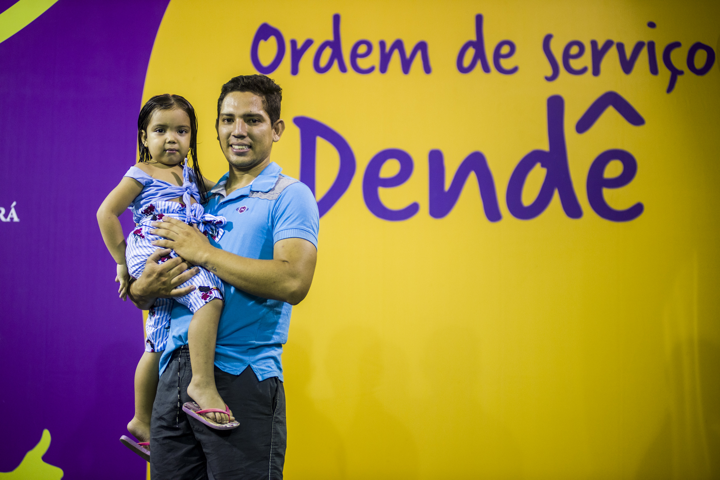 Imagem com Kelvin de Lima, garçom e morador do bairro Dendê, em Fortaleza, acompanhado da filha Júlia. Foto: Davi Pinheiro