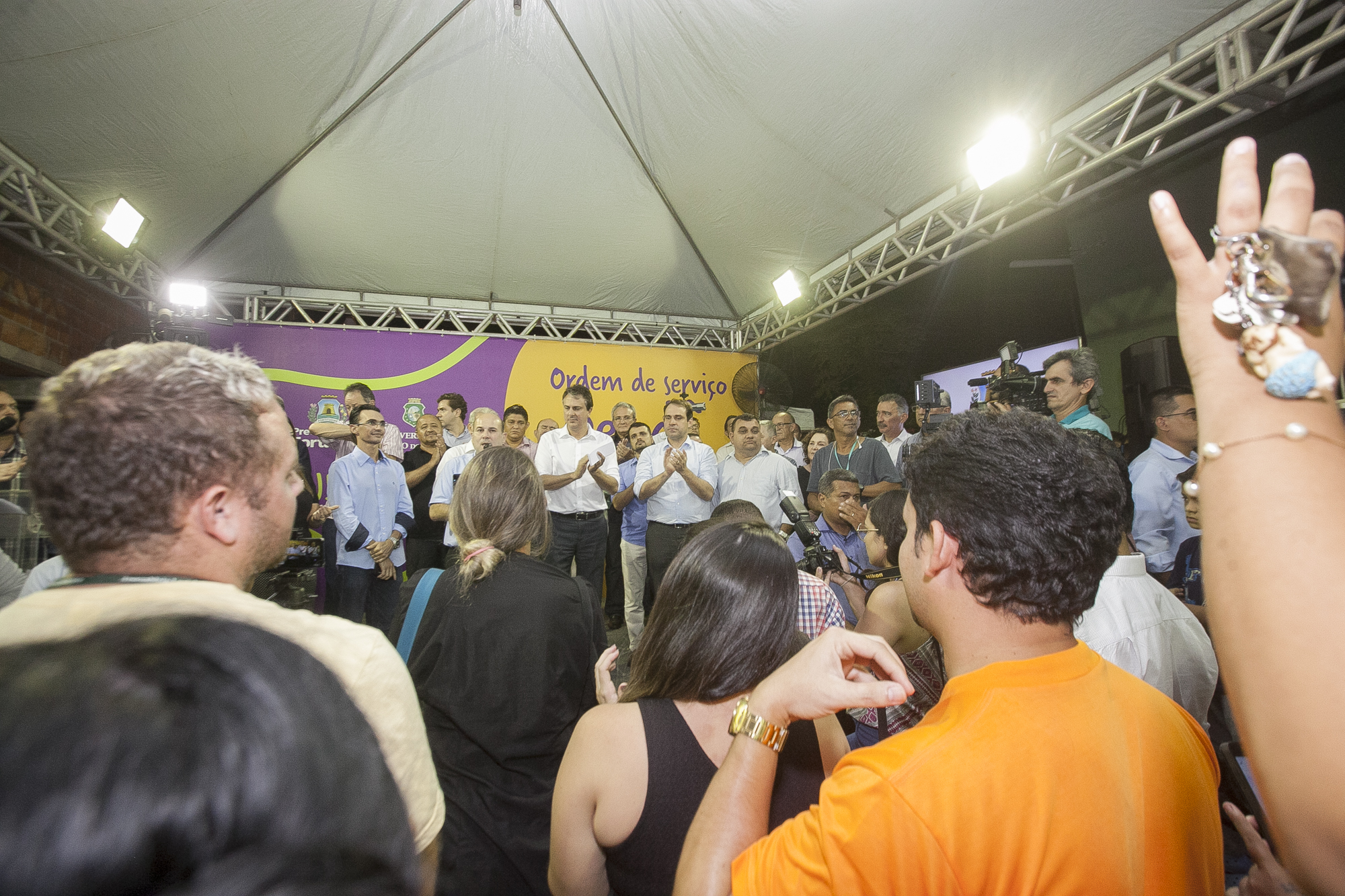 Juntos Por Fortaleza - foto do palco com Governador do Ceará e Prefeito de Fortaleza. Foto: Carlos Gibaja