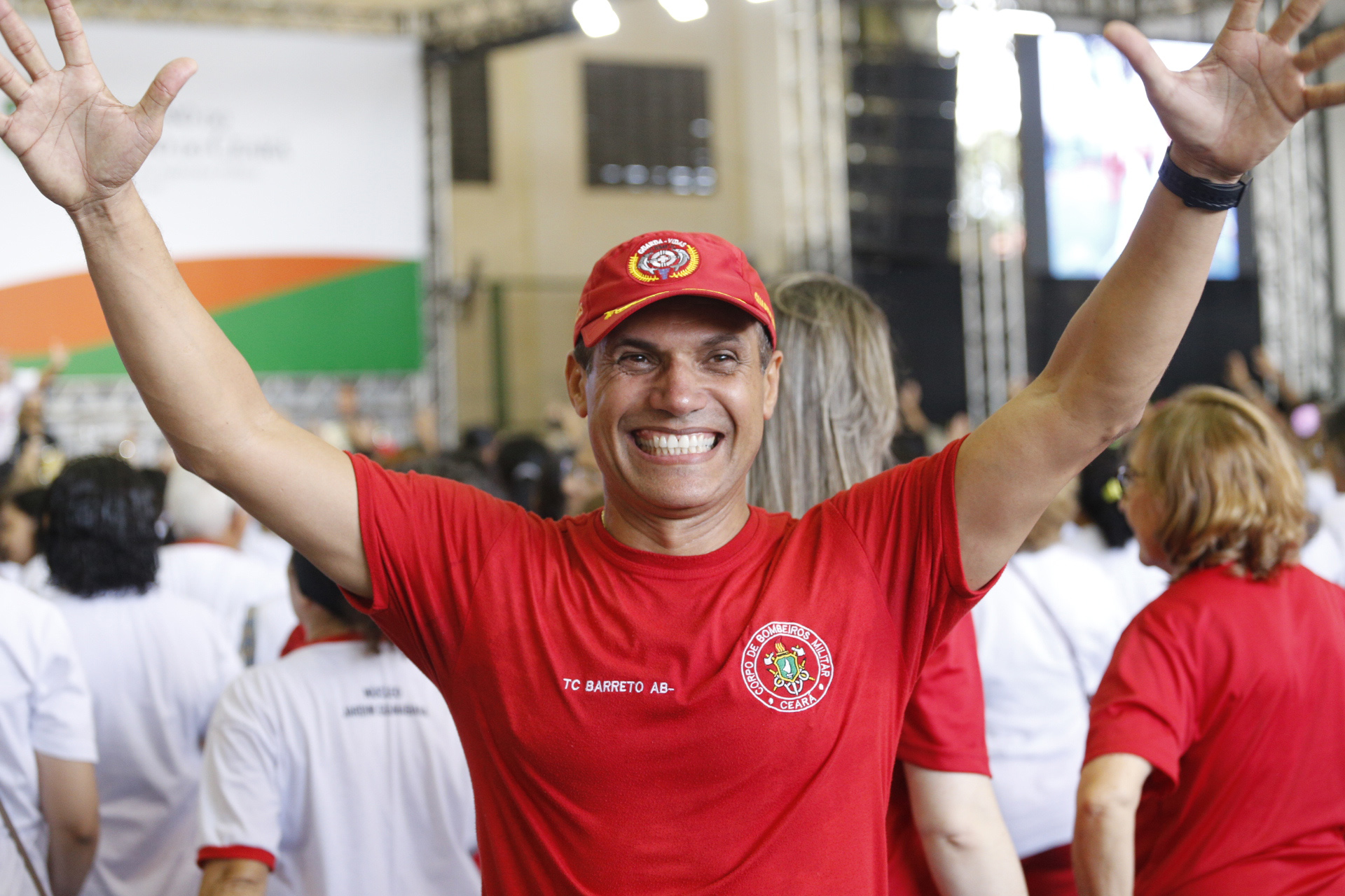 Tenente Coronel Barreto posa para foto com largo sorriso e braços erguidos© TIAGO STILLE/ GOV. DO CEARA