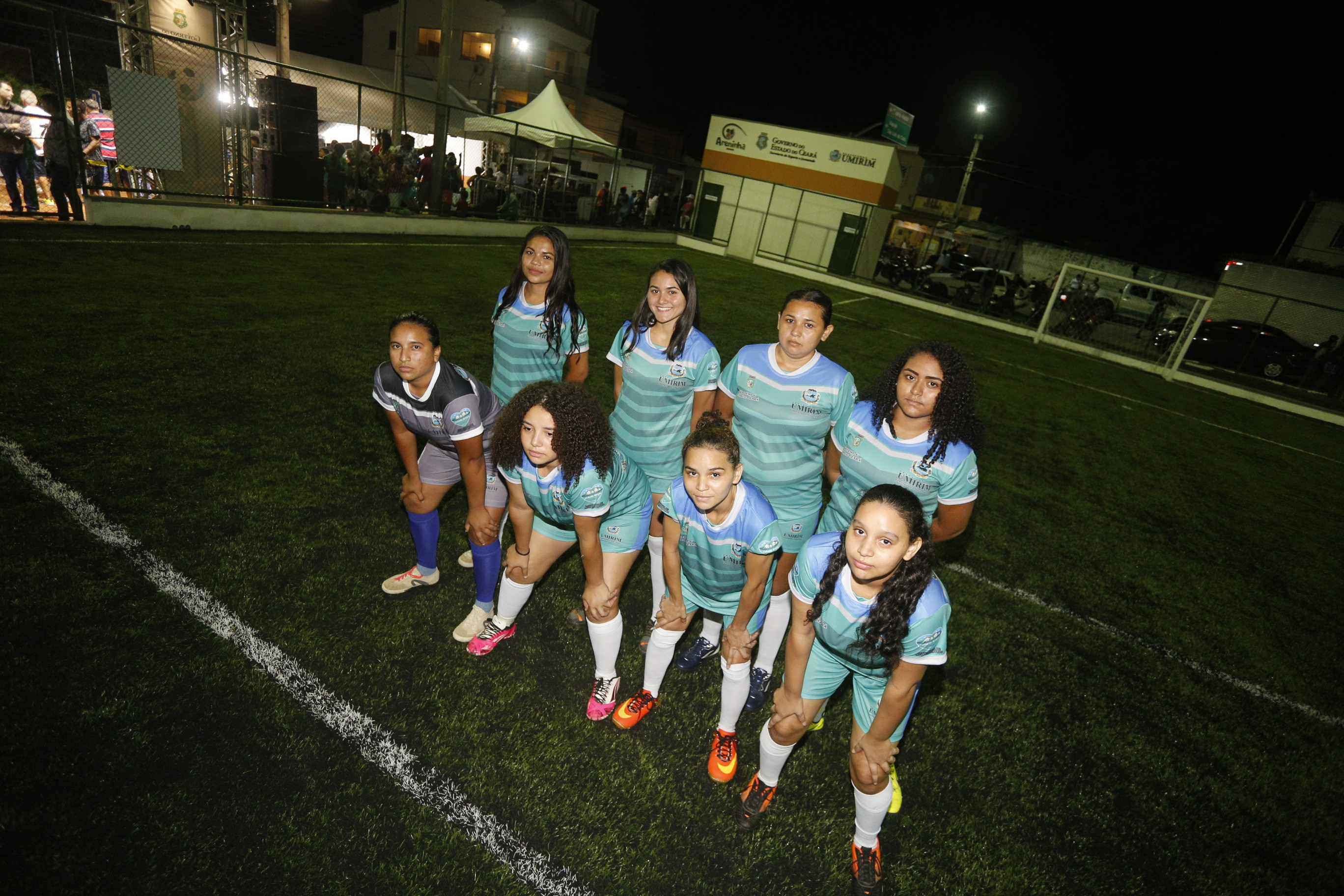 Equipe de futebol feminino posa para foto antes de partida inaugural na Areninha de Umirim