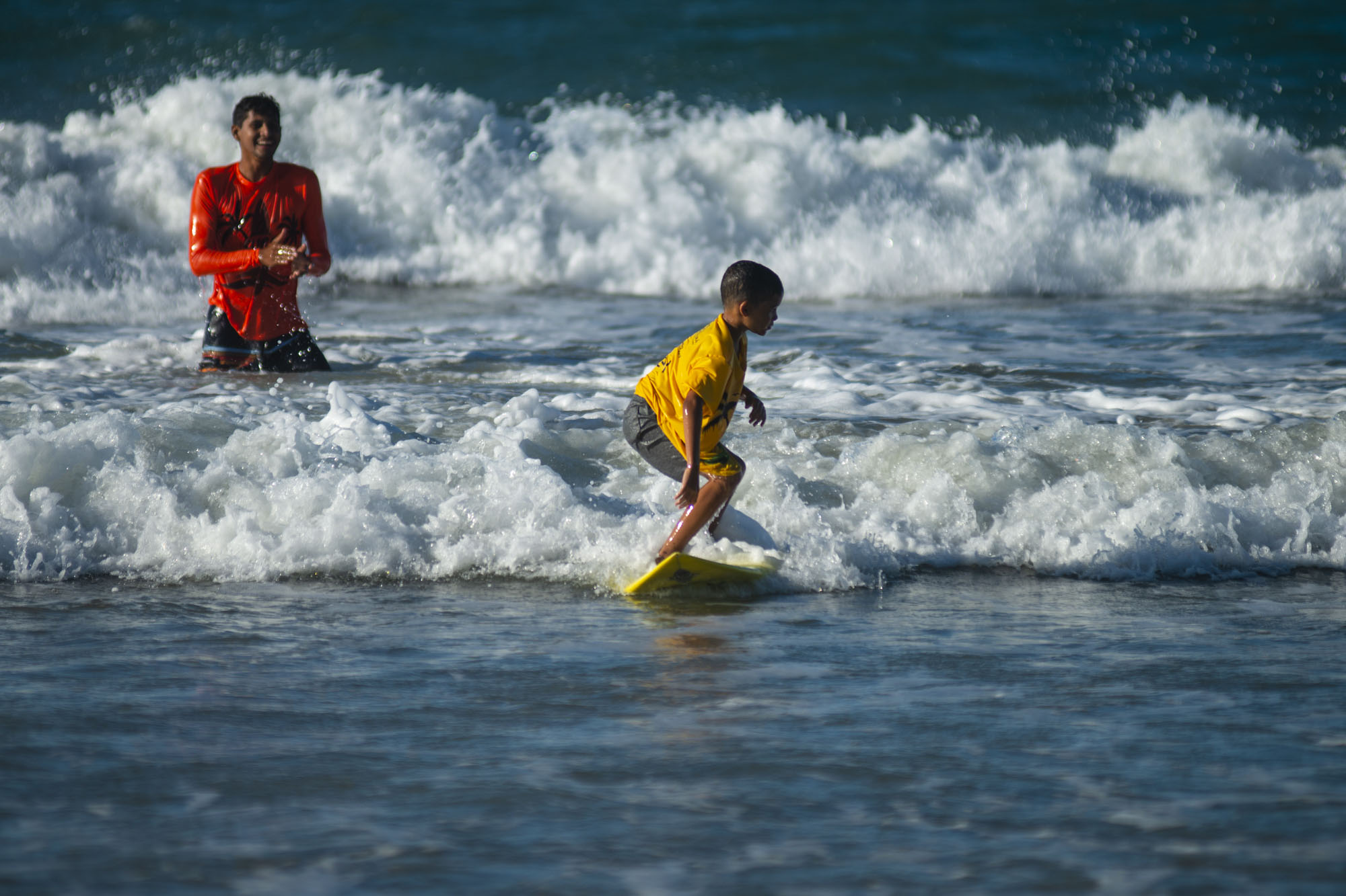 Com a Lei de Incentivo ao Esporte, escolinhas de surfe ajudam a transformar a vida de jovens da periferia em Fortaleza