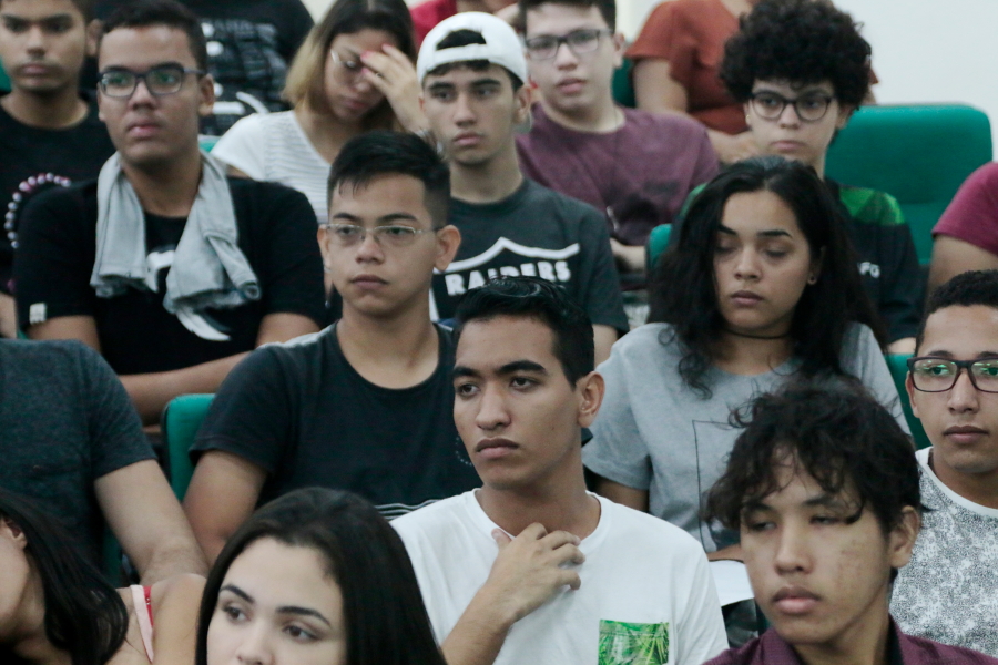 estudantes durante conversa com secretário