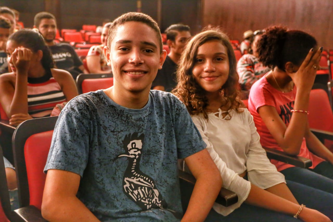Jovens do Vicente Pinzón e Genibaú conhecem Cineteatro São Luiz