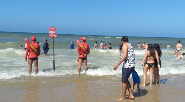 bombeiros em ação na praia