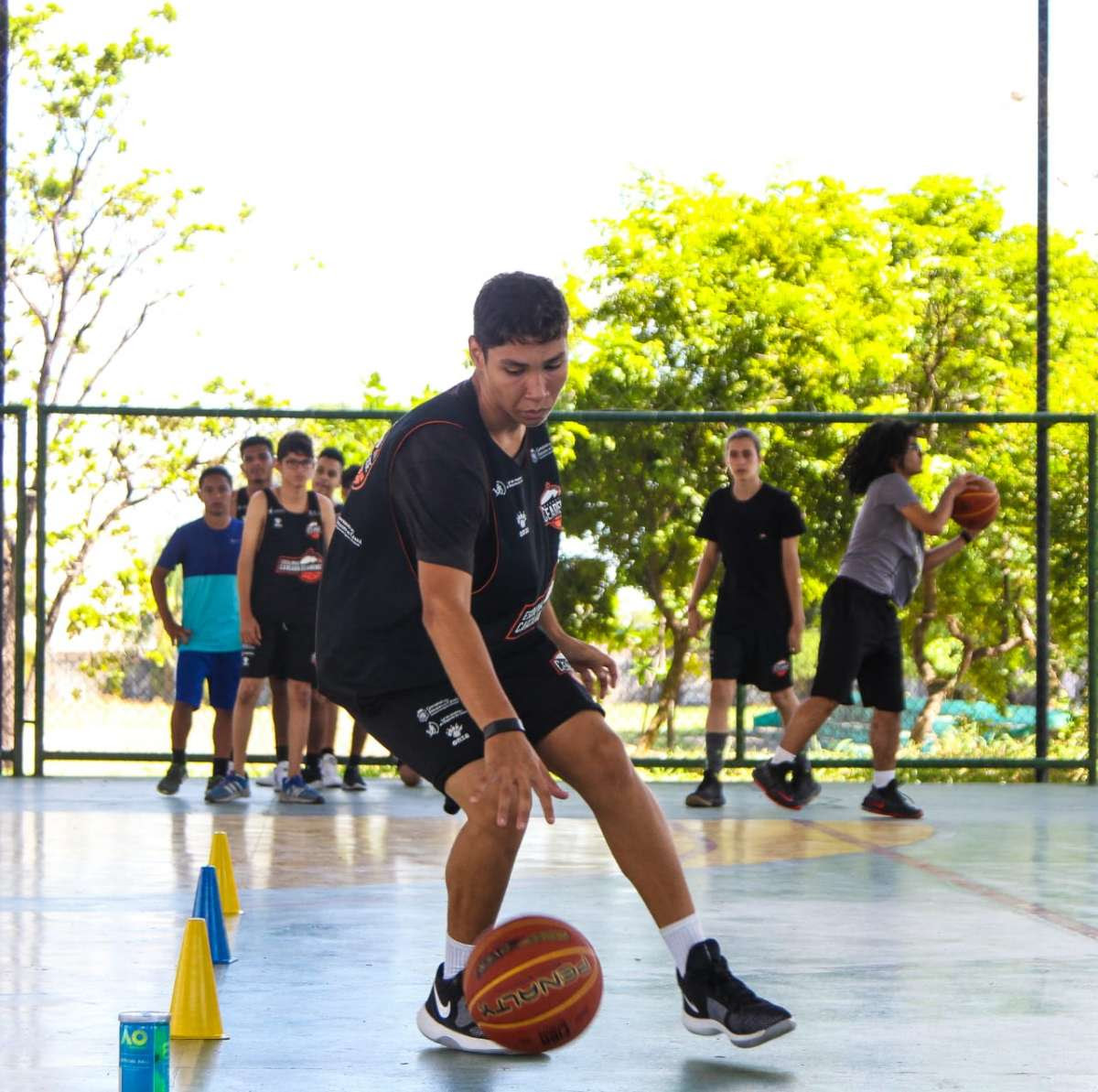 foto de adolescente jogando basquete