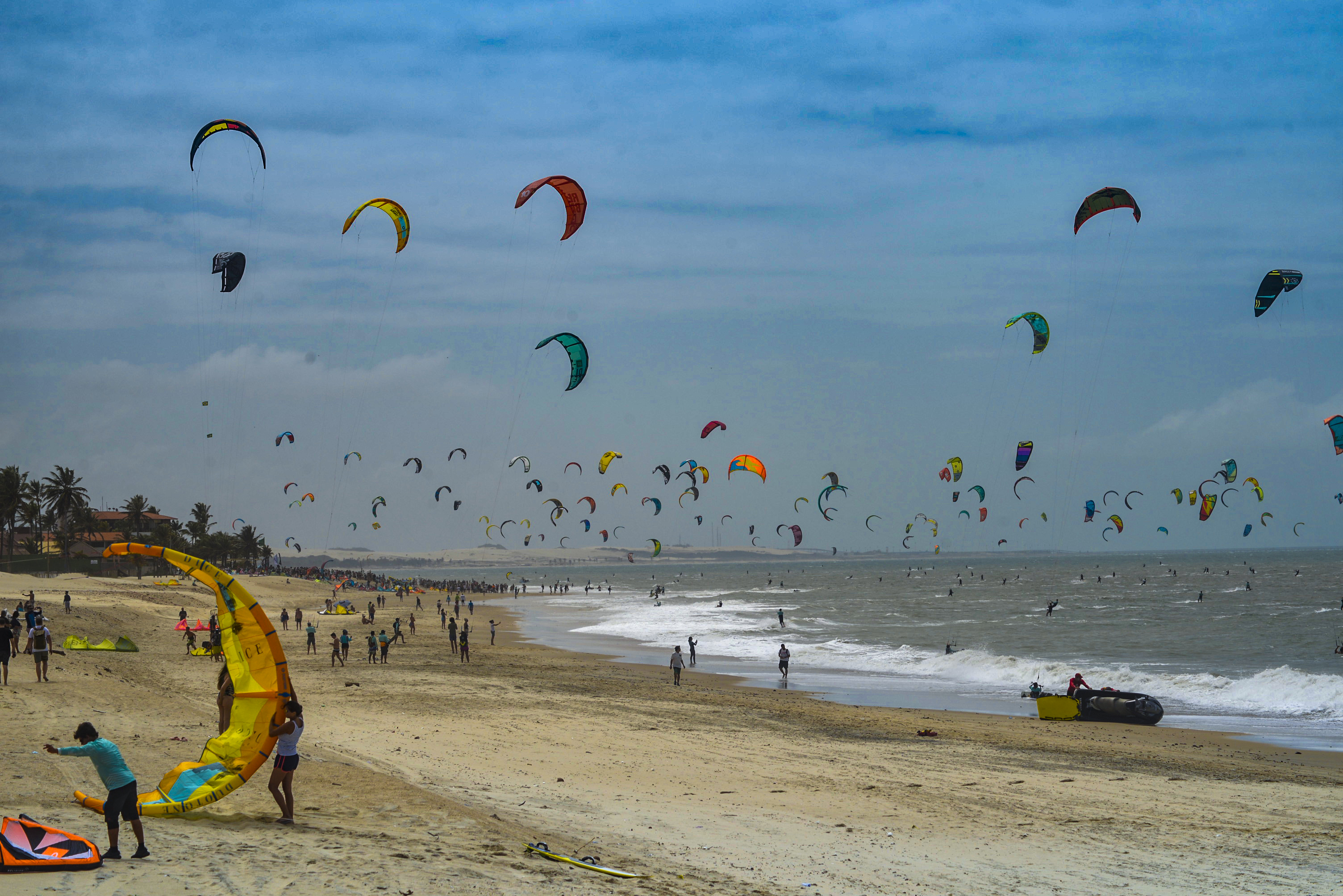 Quebra recorde mundial com 596 kitesurfistas velejando juntos