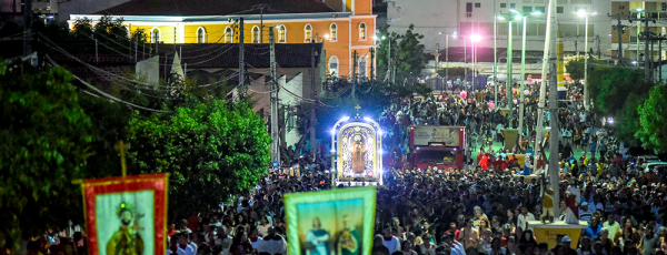 Foto noturna de Davi Pinheiro mostra a vista superior da igreja de Canindé e do corredor cultural cheio de romeiros