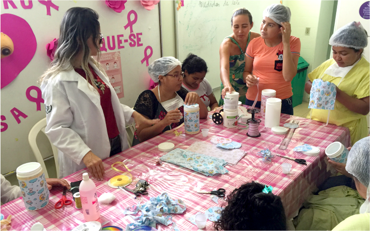 Mães participam de oficina em alusão ao Dia das Crianças