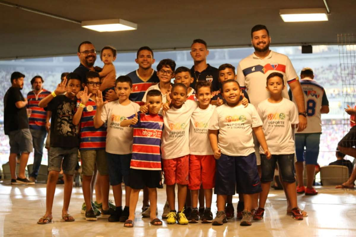 Sejuv e time Fortaleza levam crianças para jogo oficial na Arena Castelão