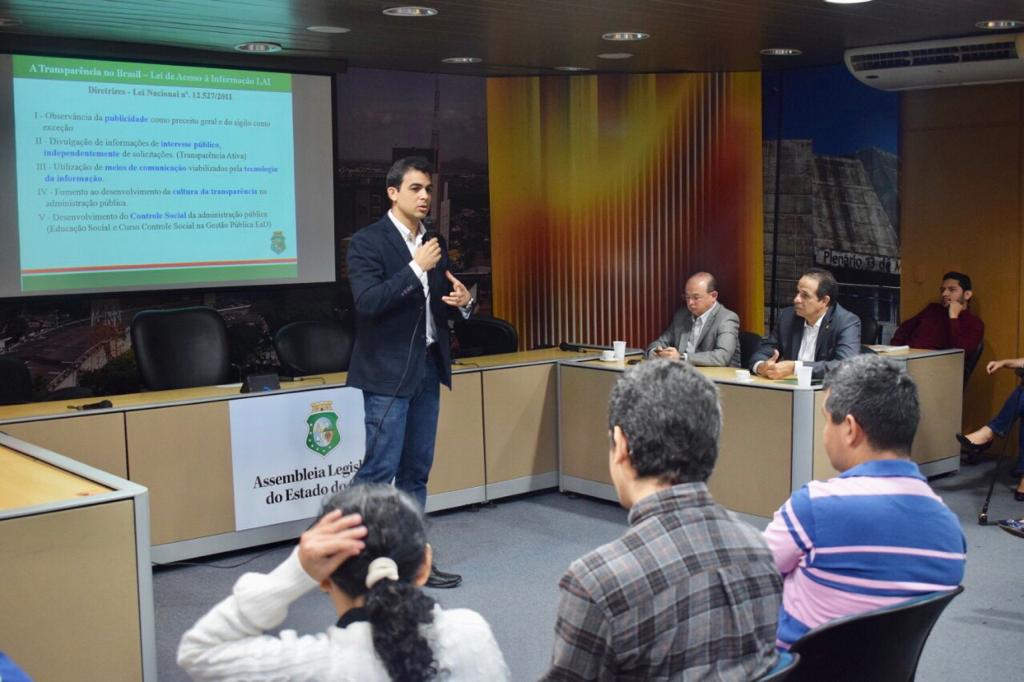 Apresentação do Ceará Transparente para servidores na AL
