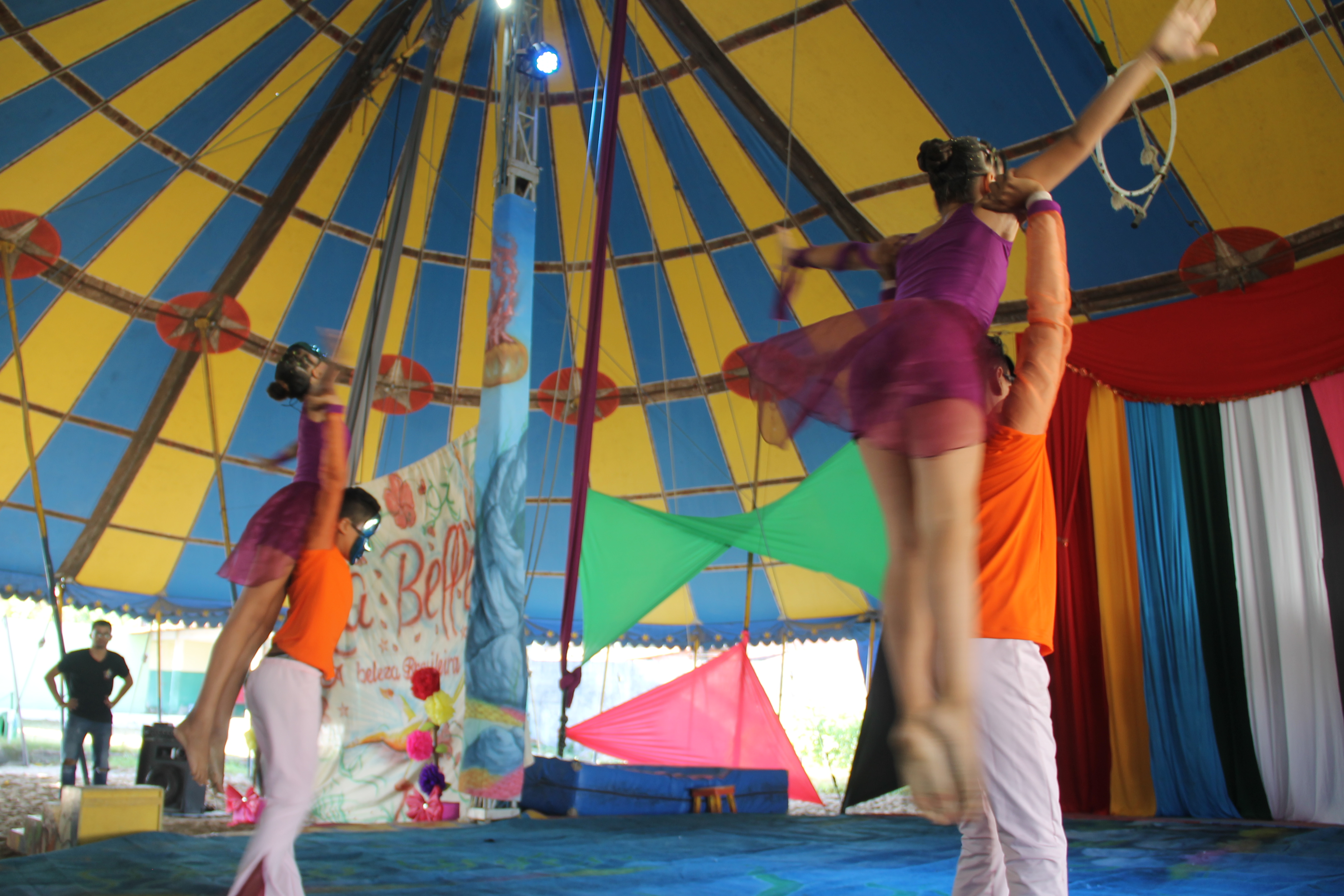 hoje tenho que apresentar o circo da escola, me desejem sorte