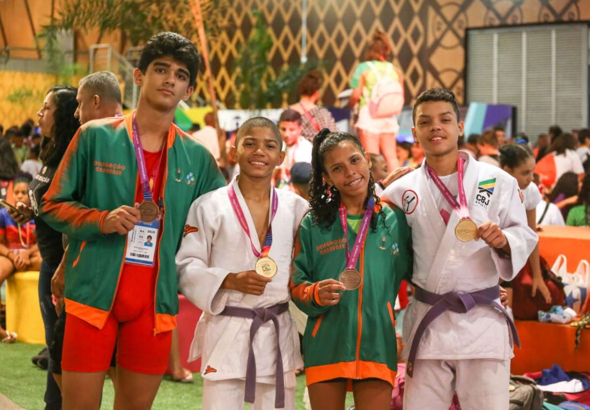 Atletas medalhistas nos Jogos Escolares da Juventude