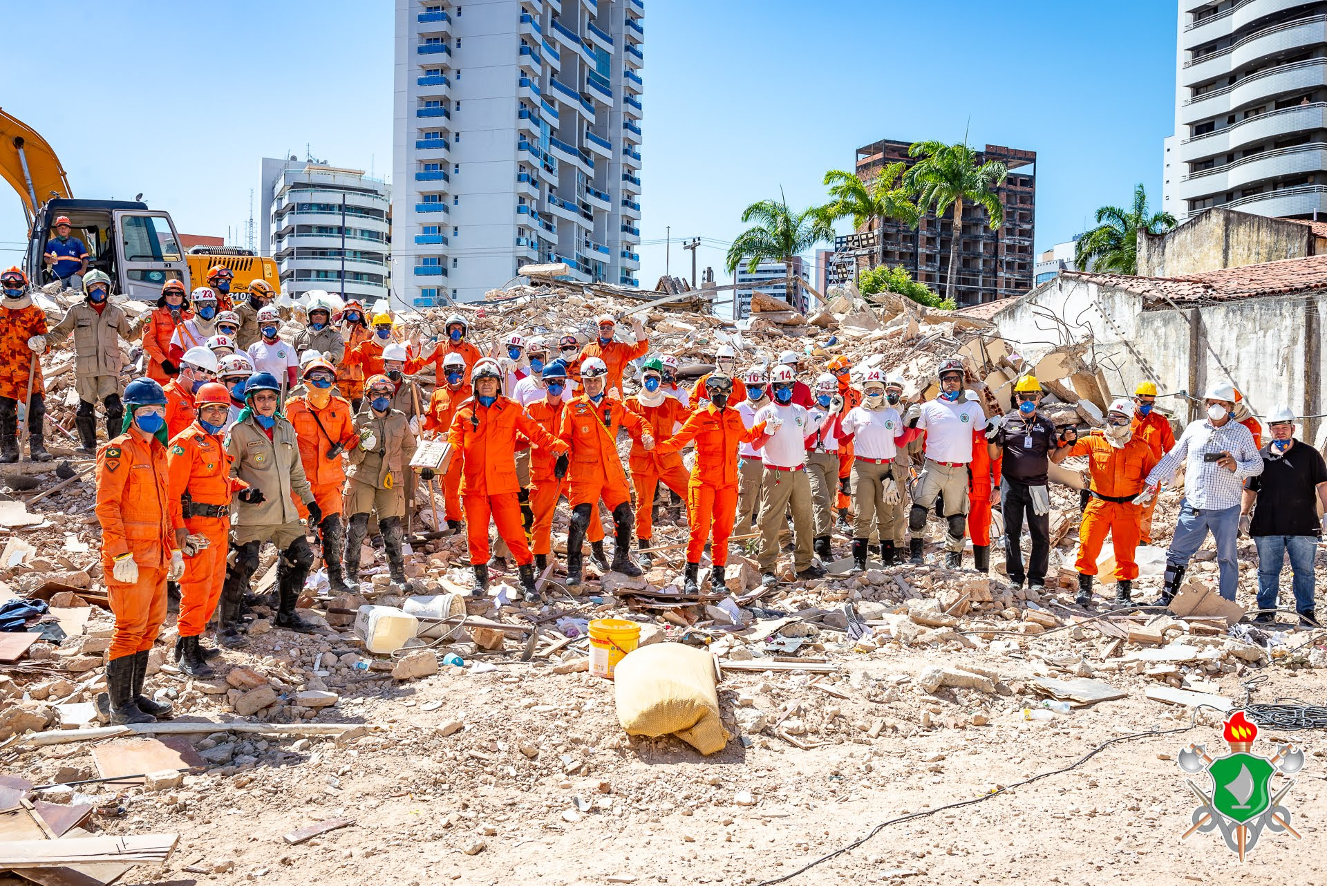 Parte da equipe de resgate que atuou no Edifício Andrea