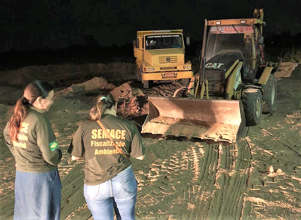 Apreensão de trator e retroescavadeira por retirada ilegal de areia do leito do rio Jaguaribe