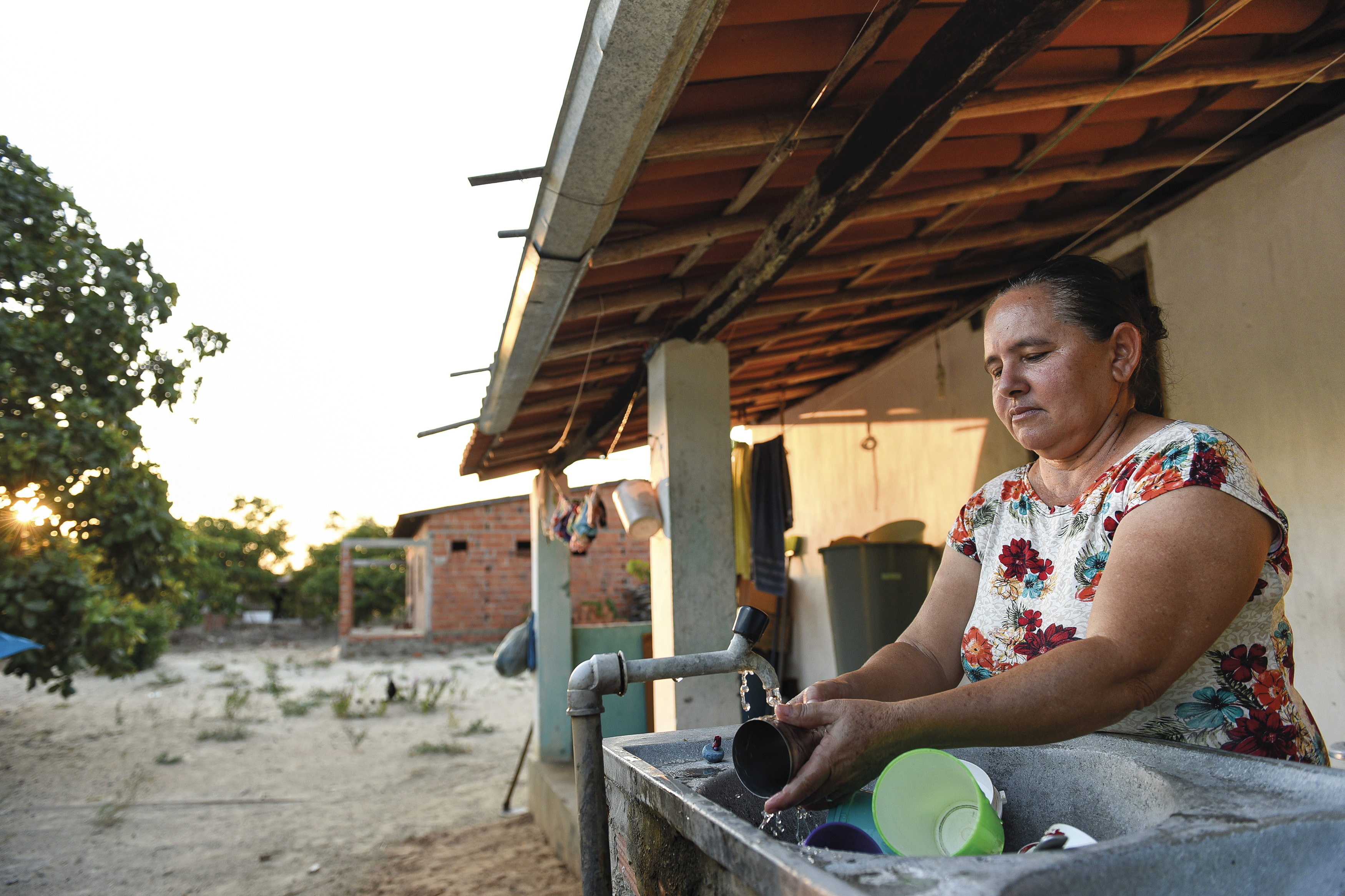 Moradora aproveita sistema de saneamento rural