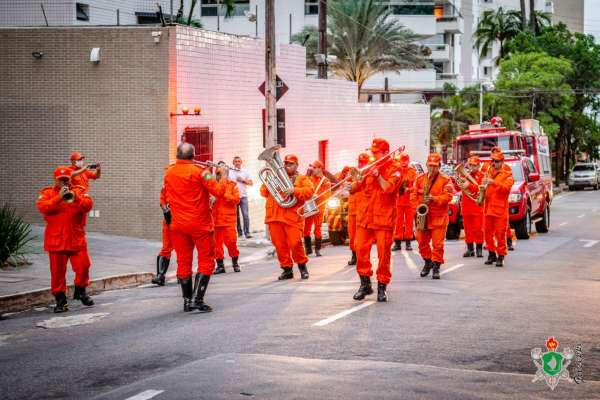 Corpo de Bombeiros percorre ruas de Fortaleza para agradecer população por permanecer em casa