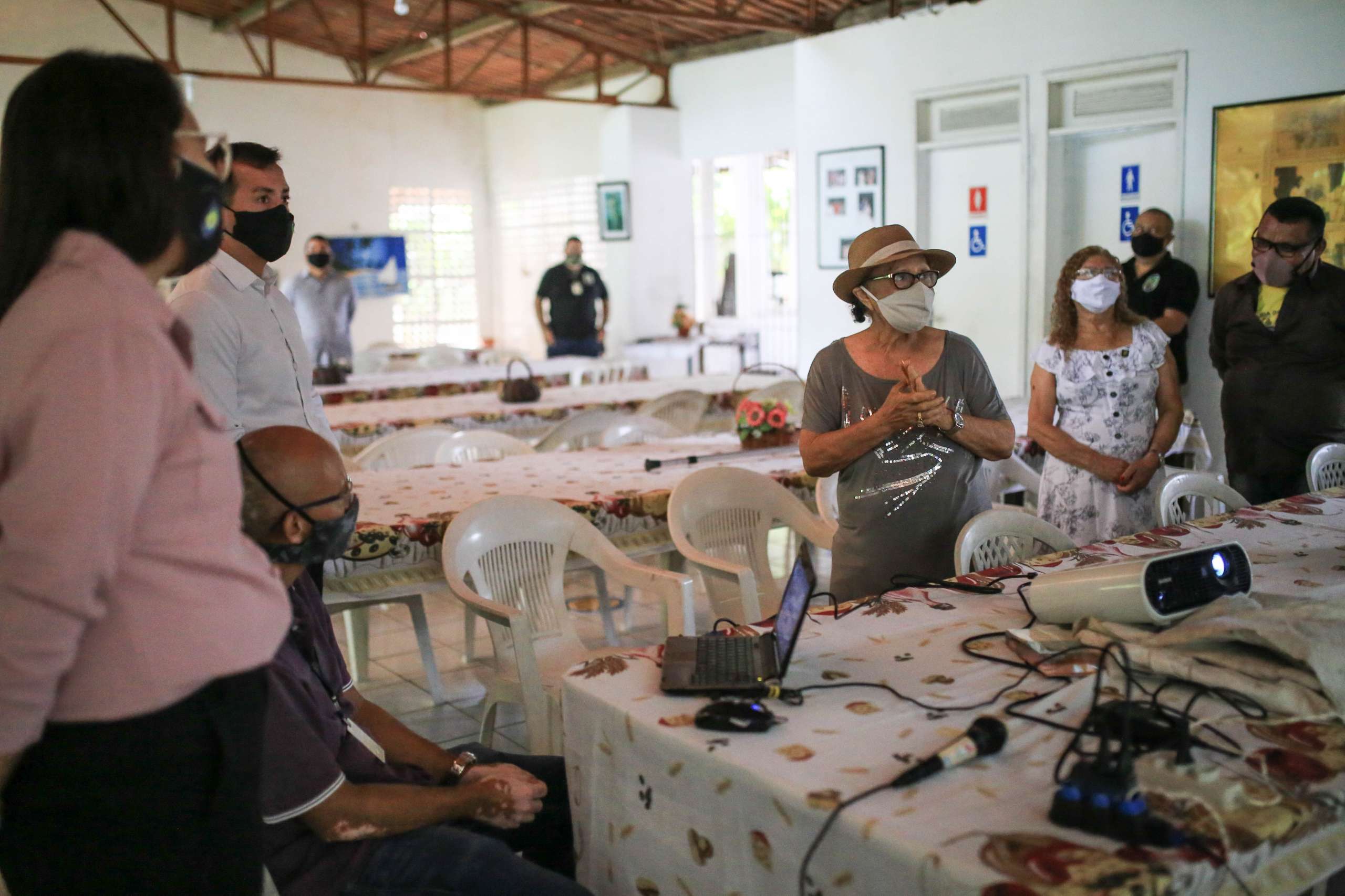 Aline-Secretario-da-SSPDS-visita-sede-da-CCDS-no-Mucuripe-e-homenageia-conselheira-comunitaria-mais-antiga-do-Ceara-3-scaled