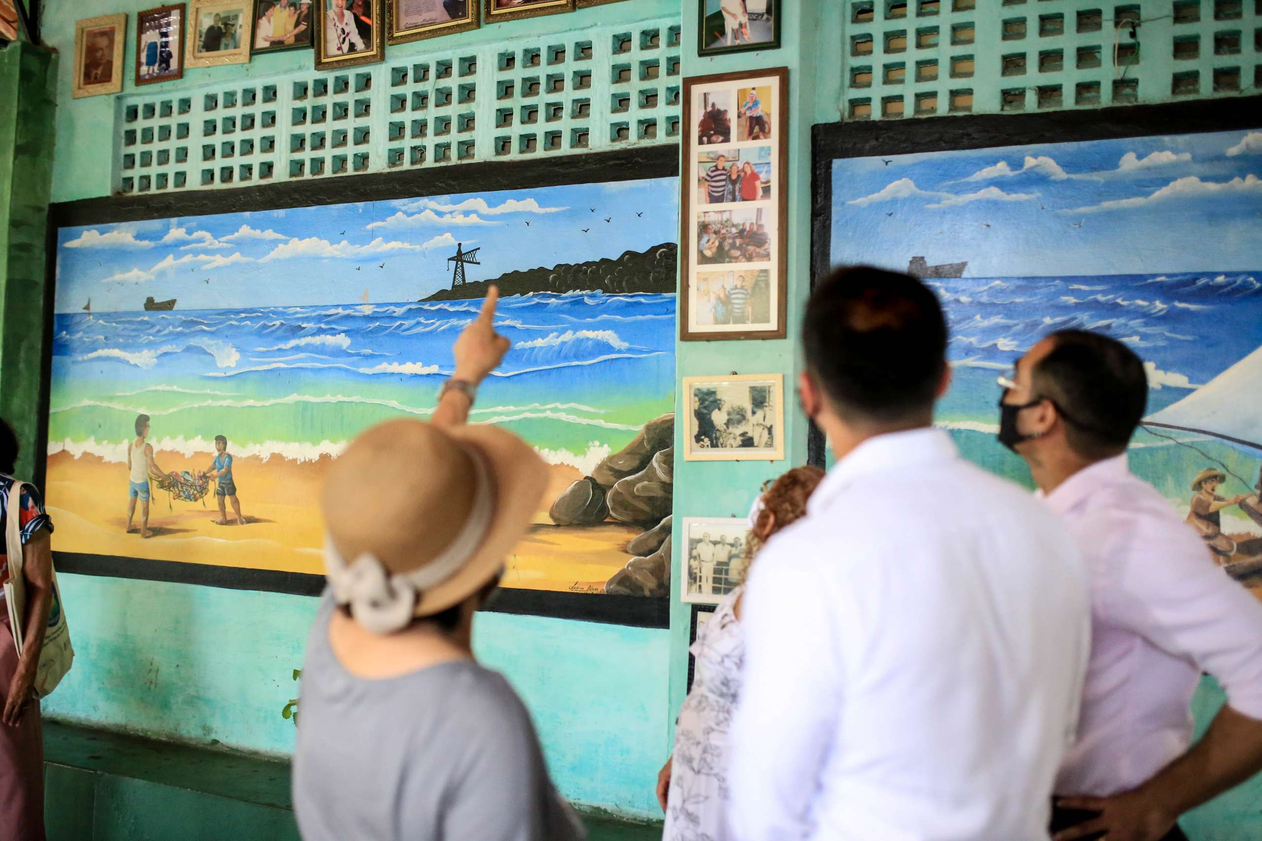 Aline-Secretario-da-SSPDS-visita-sede-da-CCDS-no-Mucuripe-e-homenageia-conselheira-comunitaria-mais-antiga-do-Ceara-9-scaled