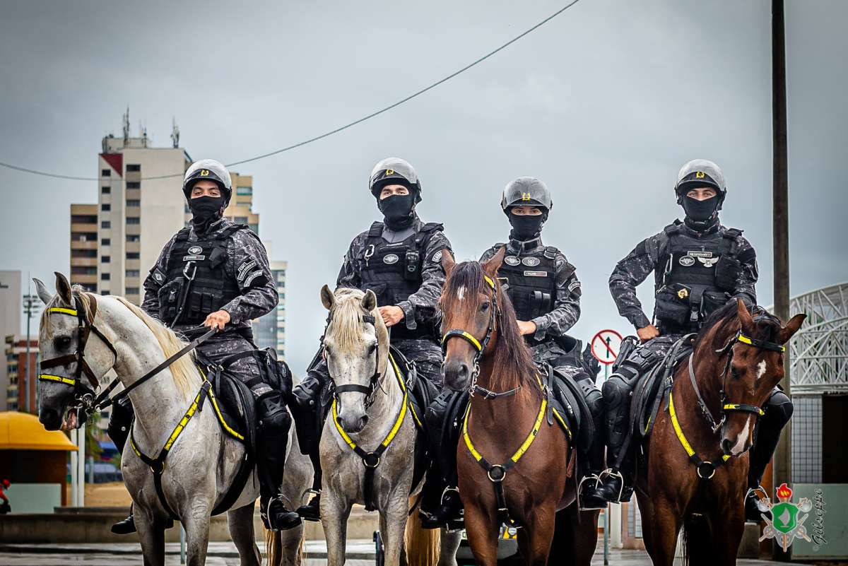 PMCE utiliza a Cavalaria no trabalho de fiscalização das medidas sanitárias  de combate à Covid-19 - Governo do Estado do Ceará