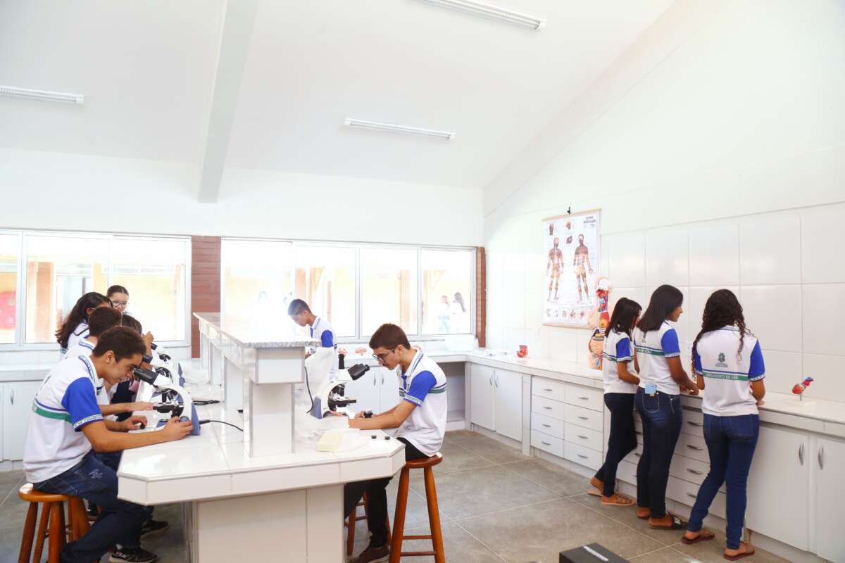 Governadora Izolda Cela entrega escola de Ensino Médio para a juventude