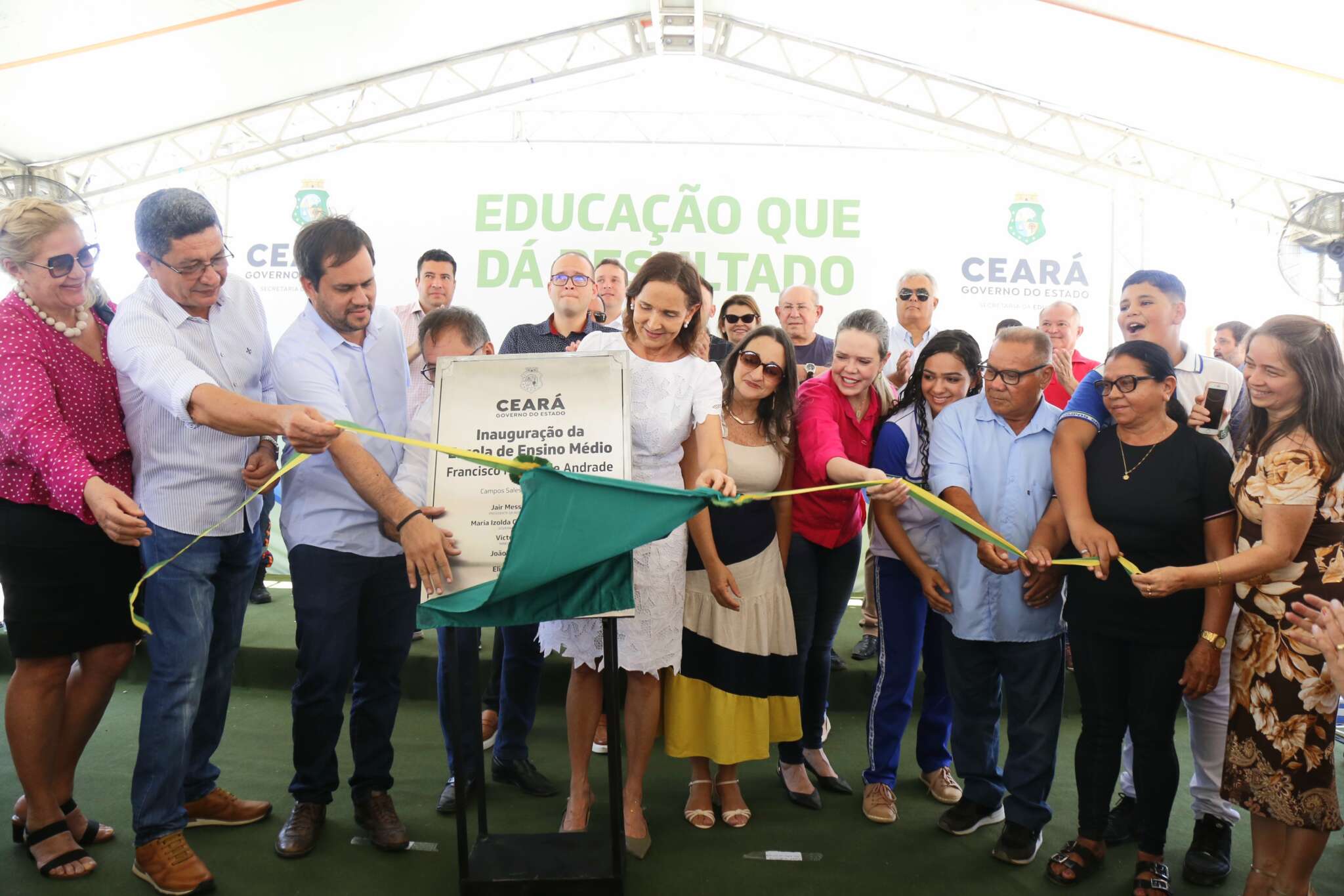 Governadora Izolda Cela entrega escola de Ensino Médio para a juventude