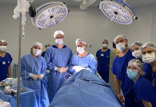 HRVJ realiza una cirugía sin precedentes para extirpar el tumor de la columna lumbar del paciente