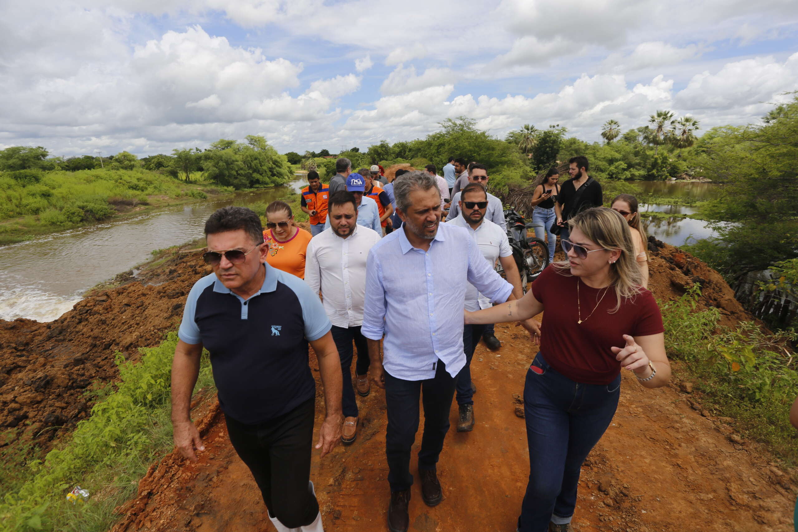 Em Morada Nova, governador visita comunidades atingidas pelas chuvas e reforça apoio às famílias