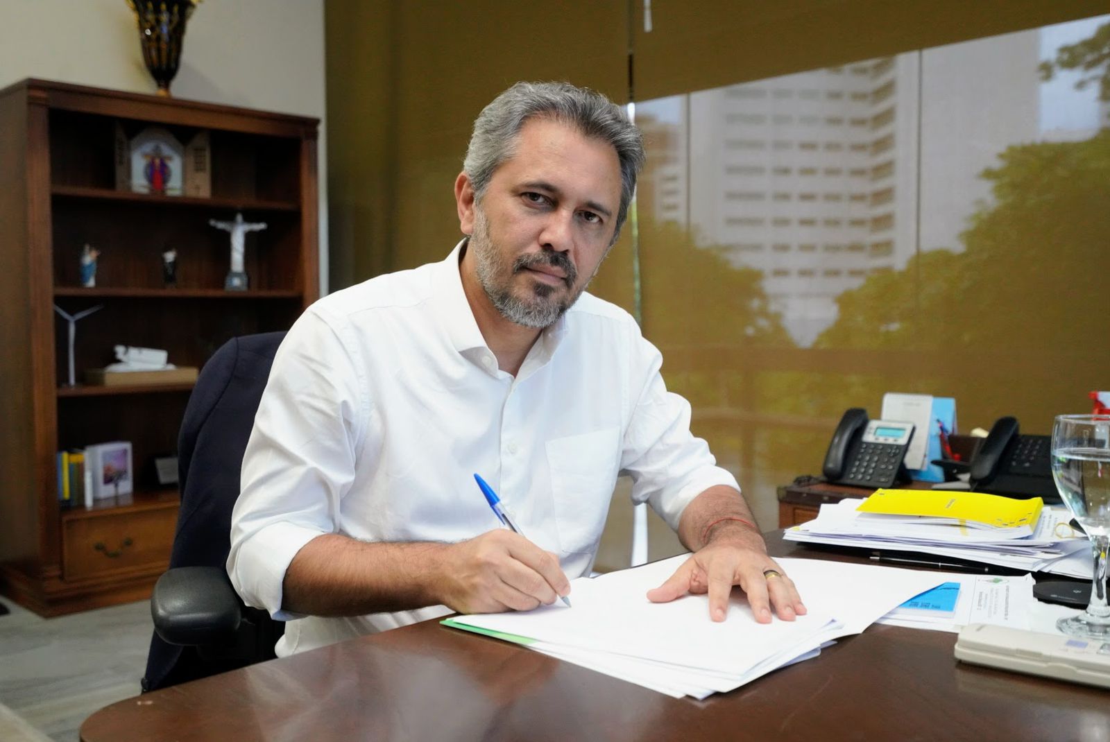 Governador Elmano de Freitas envia projeto de lei que assegura benefícios para professores