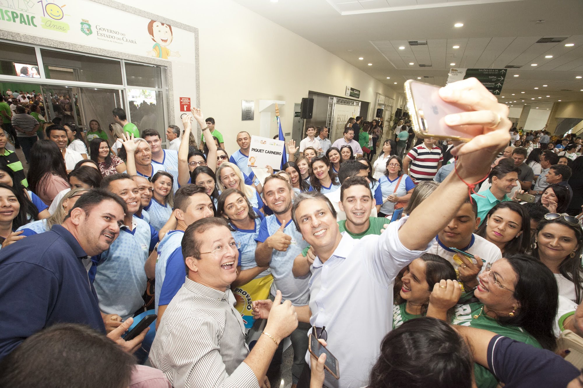 “Quero dividir essa homenagem com toda a população cearense que sempre foi generosa comigo”, diz Camilo Santana sobre Medalha da Abolição