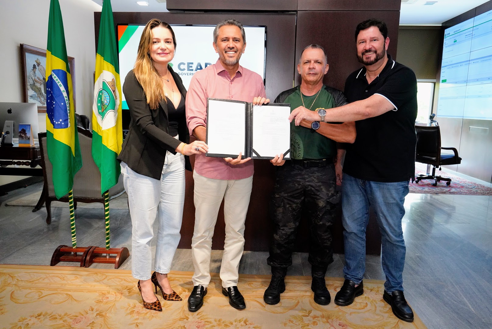 Governador Elmano de Freitas sanciona lei para aquisição de fardamento para policiais penais