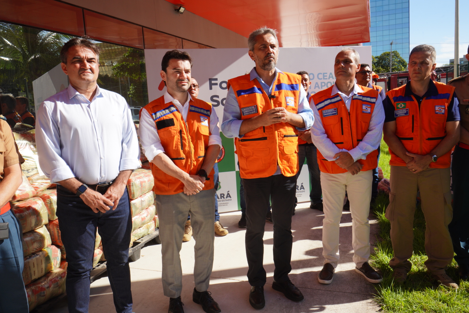 Em visita a local de doação e terminal de cargas do Aeroporto de Fortaleza, Elmano de Freitas reforça: “Estamos juntos para ajudar o Rio Grande do Sul”