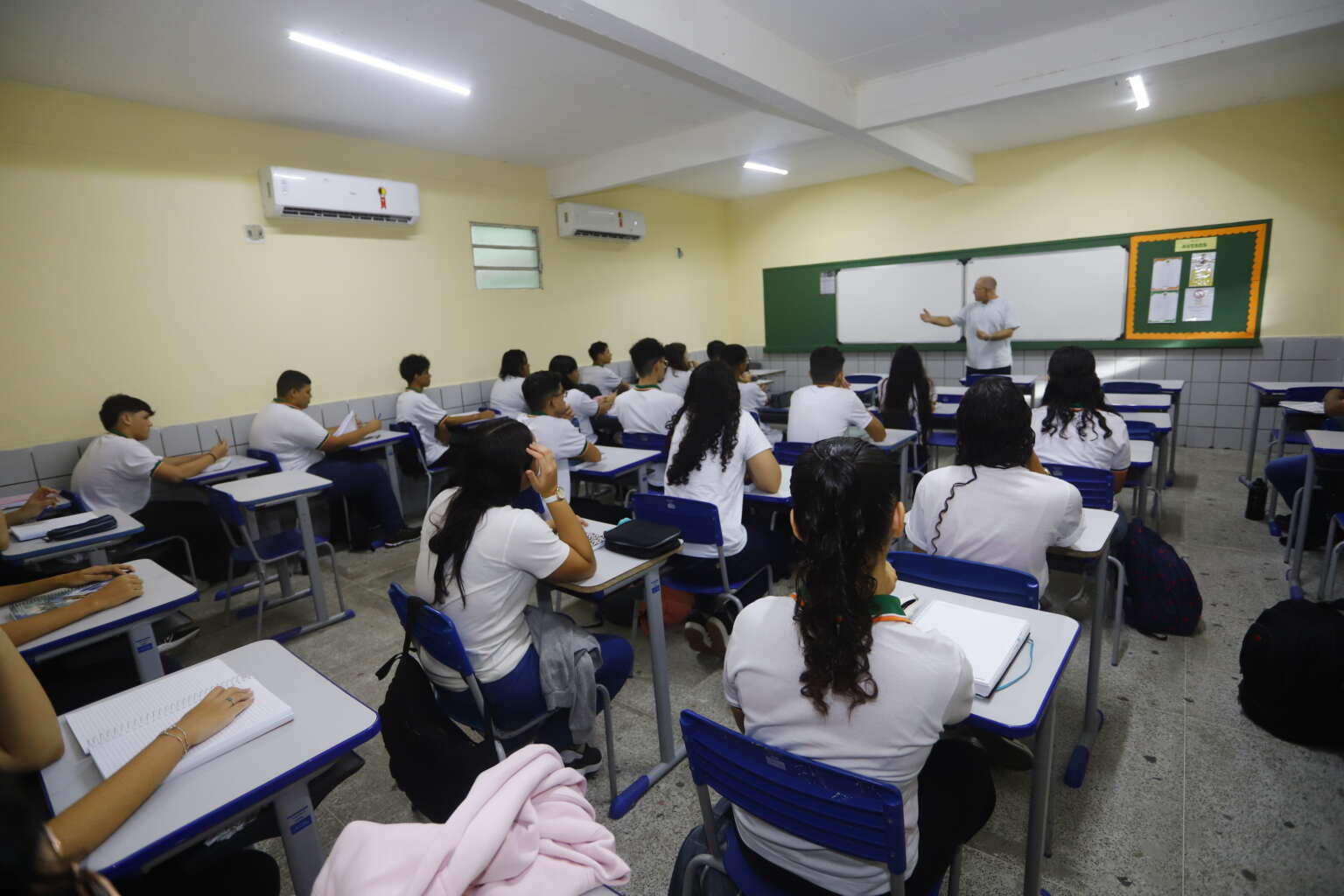 Sala de aula com professor