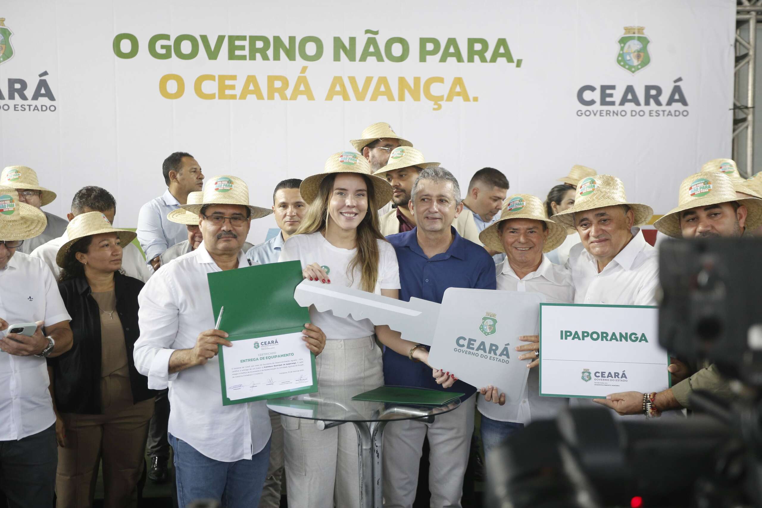 Com investimento de mais de R$ 4 milhões, Governo do Ceará entrega tratores e implementos para apoiar a agricultura familiar