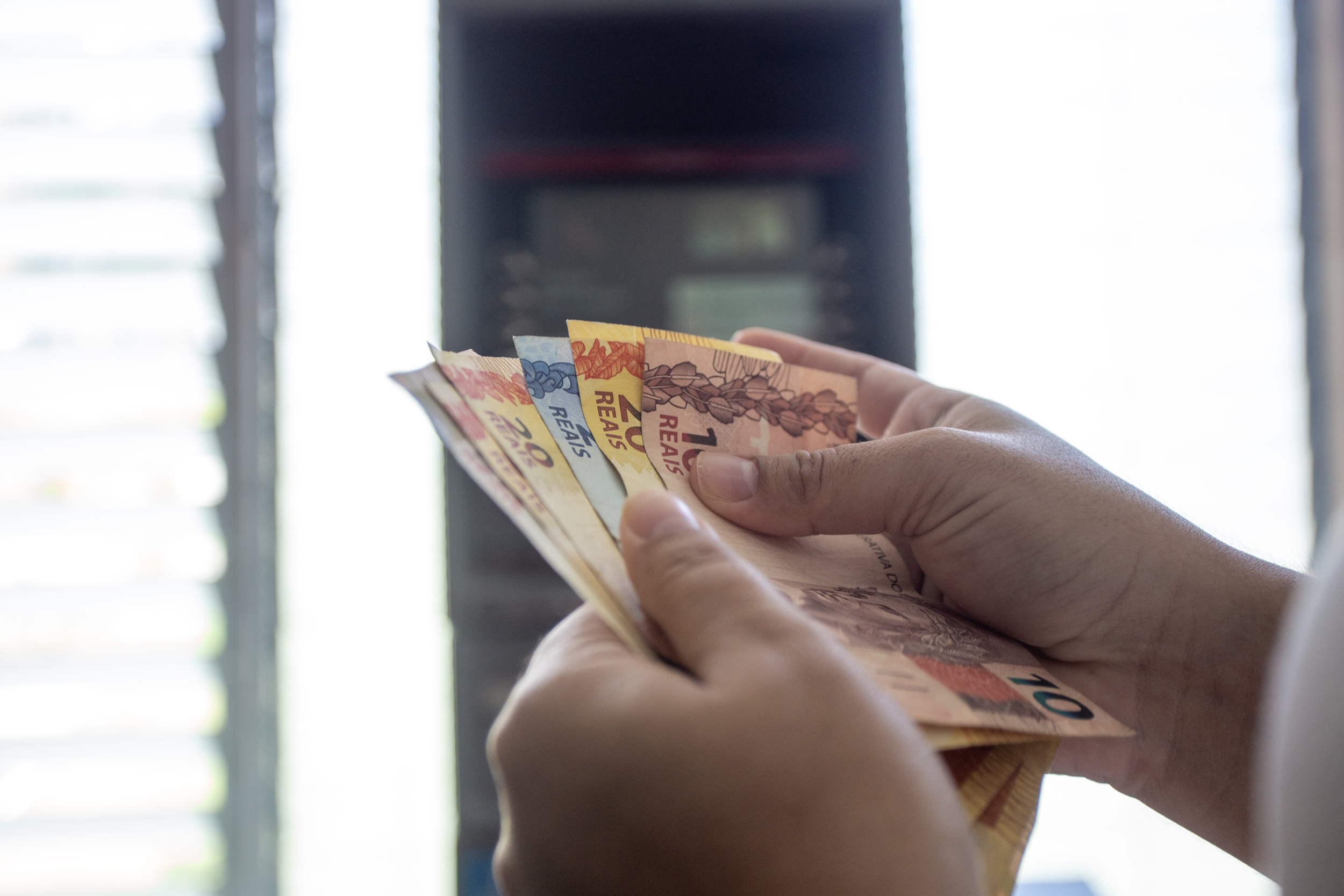 Governo do Ceará paga a primeira parcela do 13° salário aos servidores estaduais