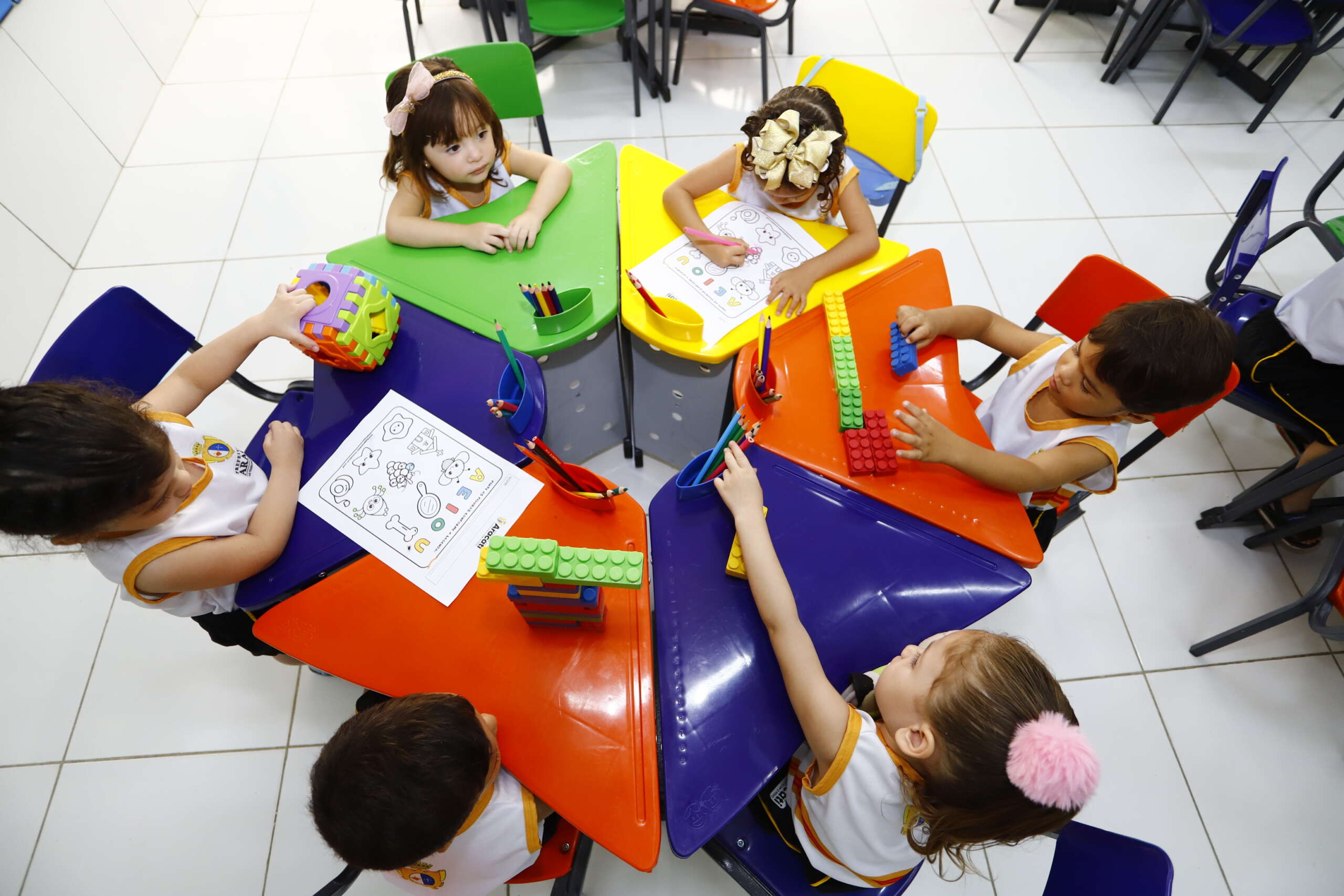 Em Aracati, Governo do Ceará amplia acesso à educação e saúde com novo CEI e kits para Atenção Primária