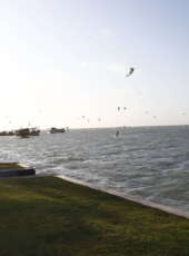 Ventos que geram oportunidades: kitesurfe transforma realidades e se consolida como vetor econômico no Ceará