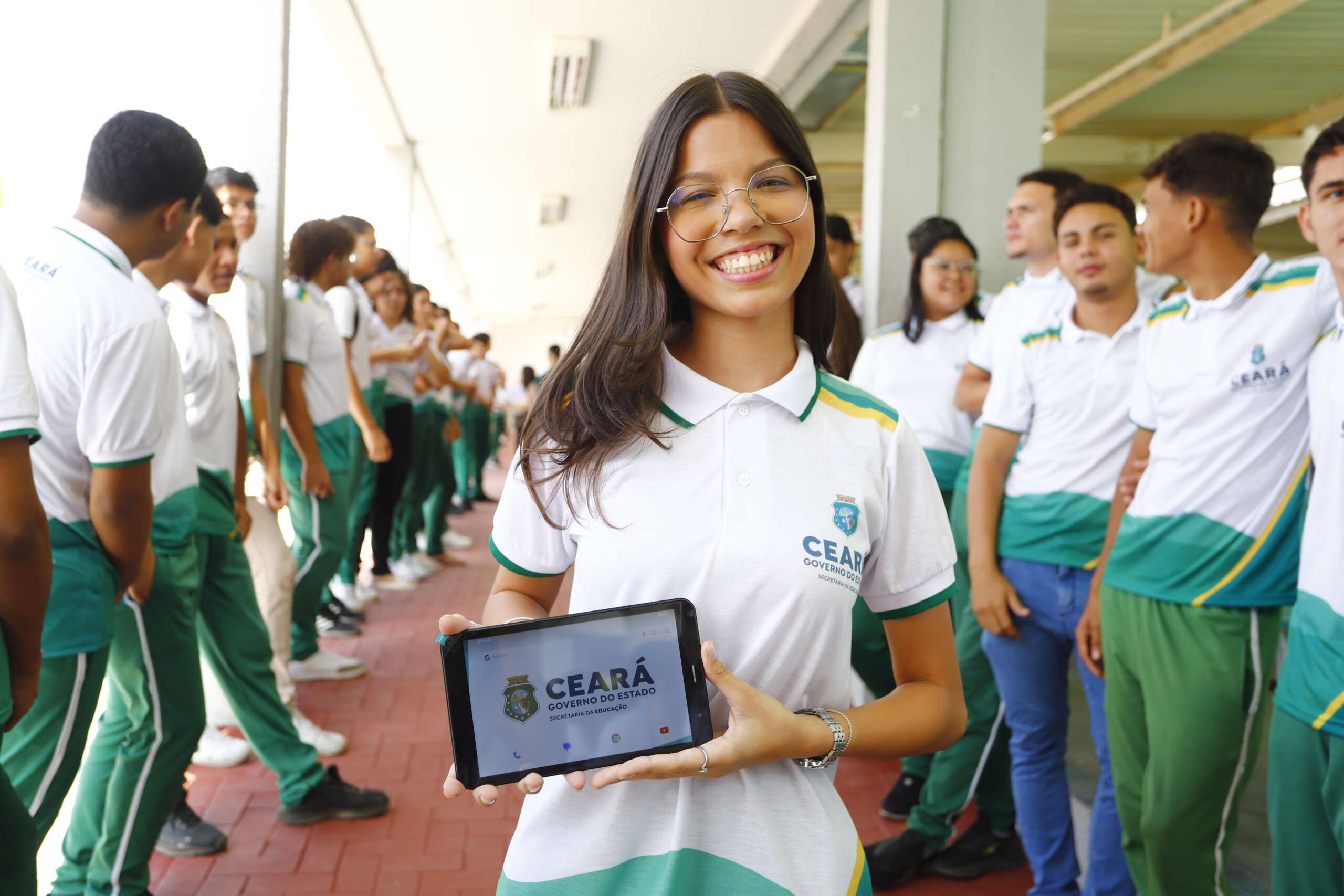 Em Reriutaba, Governo do Ceará entrega tablets para 300 alunos da 1ª série do Ensino Médio de duas escolas