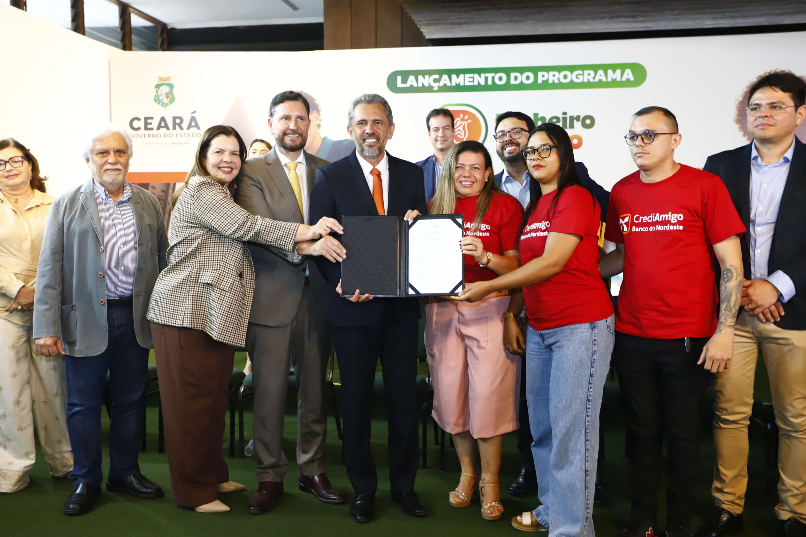 Governo do Ceará lança programa Dinheiro na Mão para beneficiar milhares de microempreendedores e trabalhadores informais