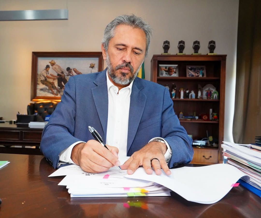 Governador Elmano de Freitas decreta ponto facultativo para o dia 26 de dezembro