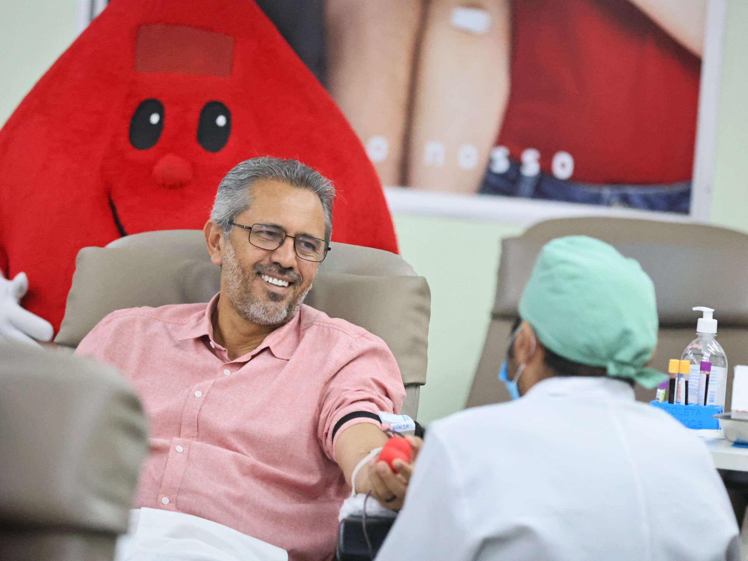 Governador Elmano de Freitas visita Hemoce durante campanha de doação de sangue para o Carnaval