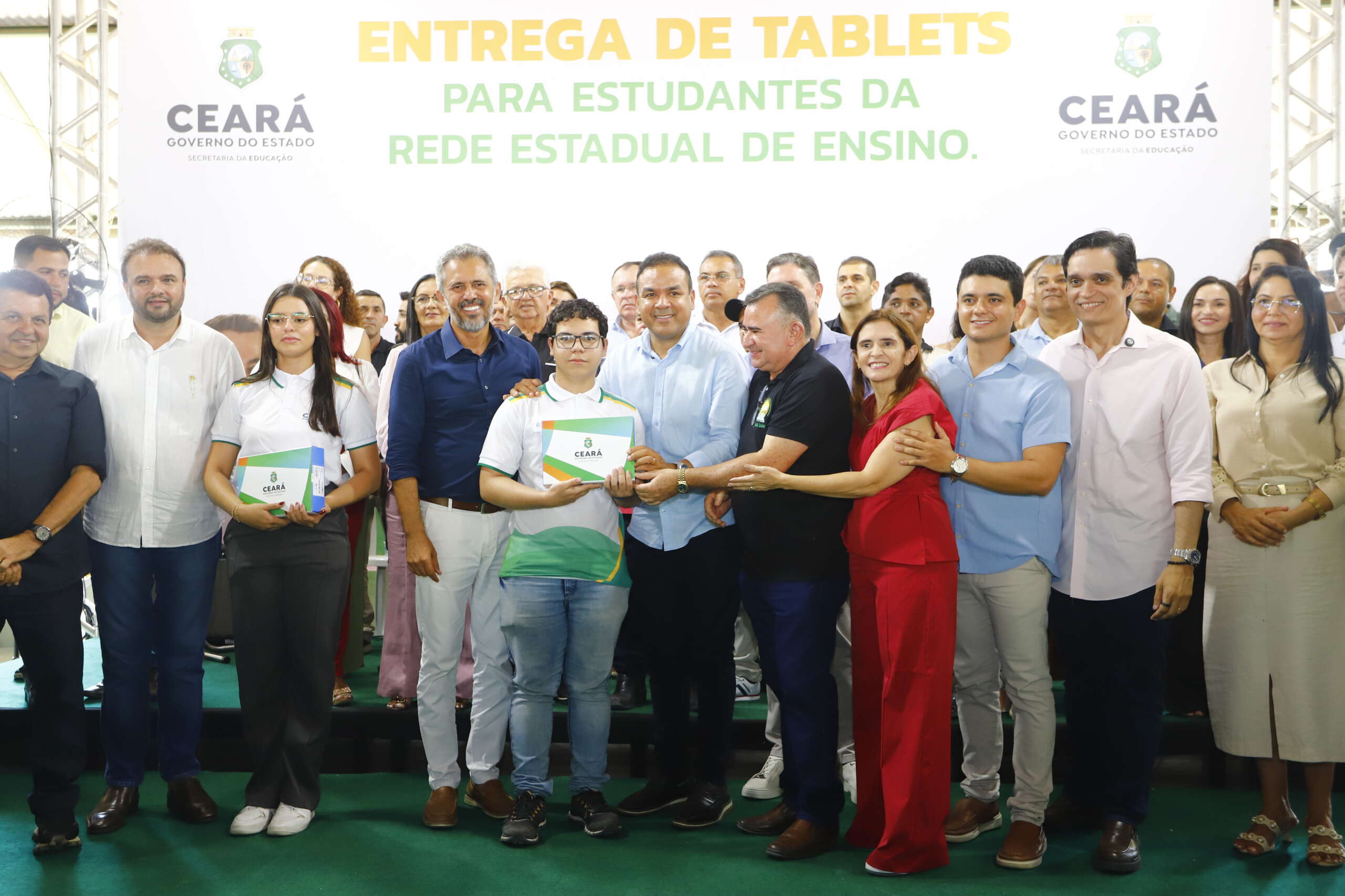 Alunos do Ensino Médio de Croatá comemoram recebimento de tablets para melhoria na aprendizagem