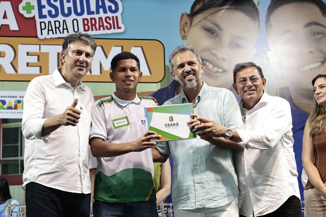 Governo do Ceará entrega tablets a estudantes durante inauguração de escola em Pindoretama