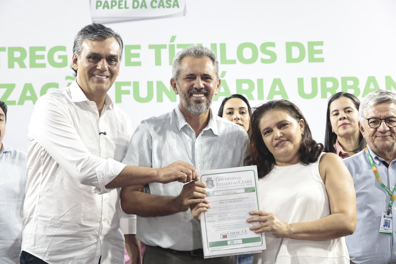 Em Caucaia, mais de mil pessoas são beneficiadas com a entrega de escrituras por meio do Programa Papel da Casa